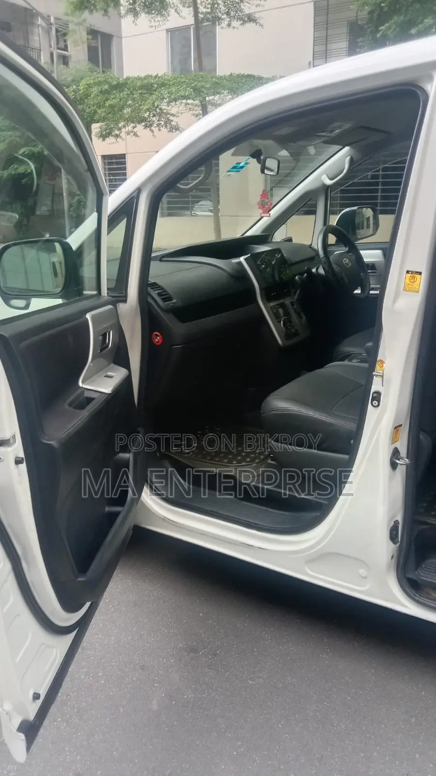 Toyota Noah 2011 Pearl