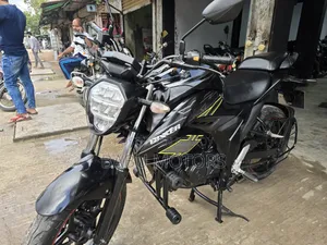 সুজুকি জিক্সার ২০২২ কালো