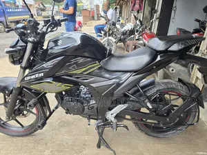 সুজুকি জিক্সার ২০২২ কালো