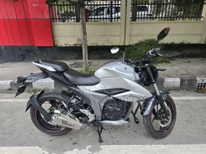 সুজুকি গিক্সার ২০২১ সিলভার