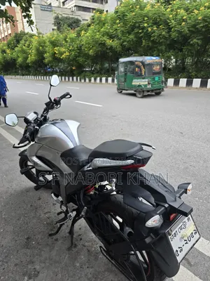 সুজুকি গিক্সার ২০২১ সিলভার