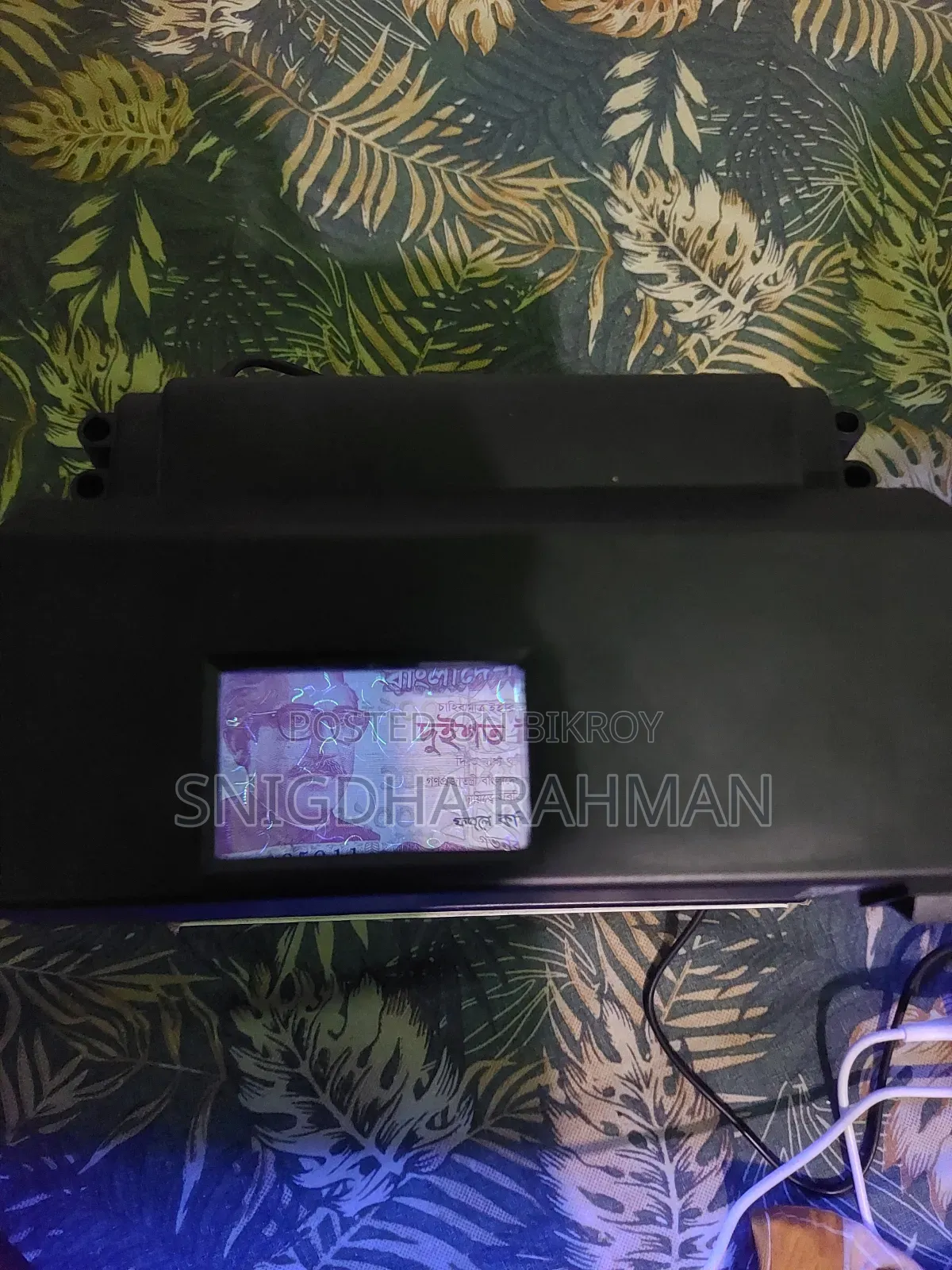 কাউন্টারফিট মানি ডিটেক্টর (জাল টাকা শনাক্ত করার মেশিন)।