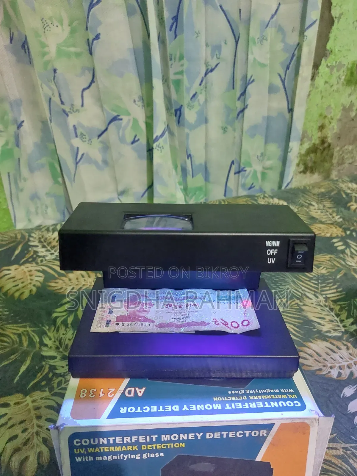 কাউন্টারফিট মানি ডিটেক্টর (জাল টাকা শনাক্ত করার মেশিন)।