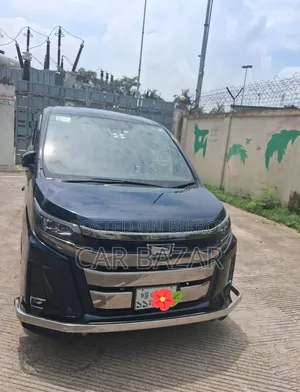টয়োটা নোয়া ২.০ এফডব্লিউডি (৮ সিটার) ২০১৭ নীল