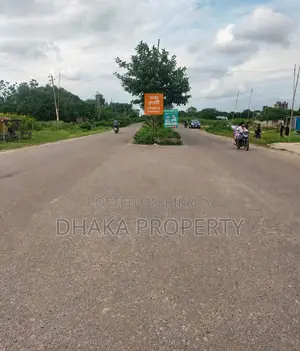 100 feet Commercial 7.5 Katha North Facing at Sector 9