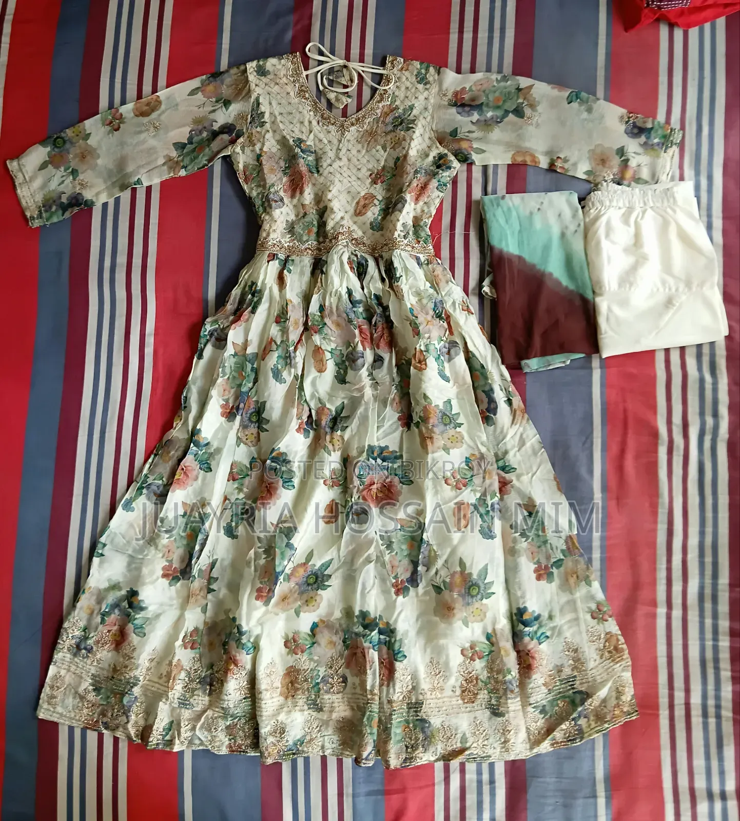পাজামা এবং ওরনা সহ ঐতিহ্যবাহী gowns