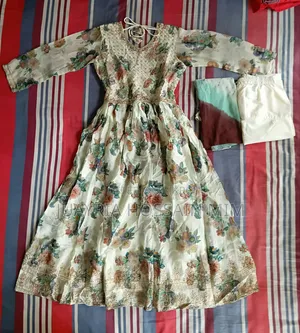 পাজামা এবং ওরনা সহ ঐতিহ্যবাহী gowns