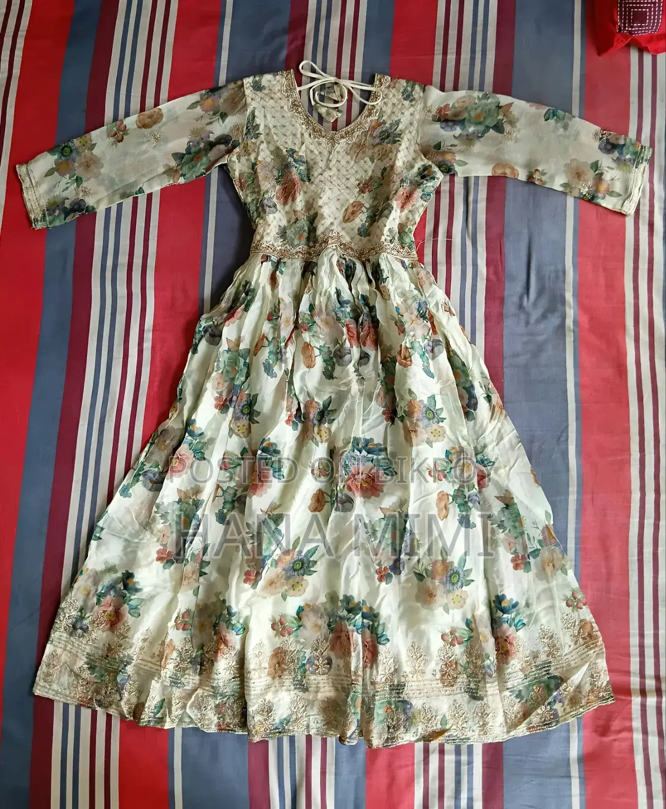 পাজামা এবং ওরনা সহ ঐতিহ্যবাহী gowns