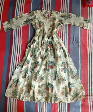 পাজামা এবং ওরনা সহ ঐতিহ্যবাহী gowns