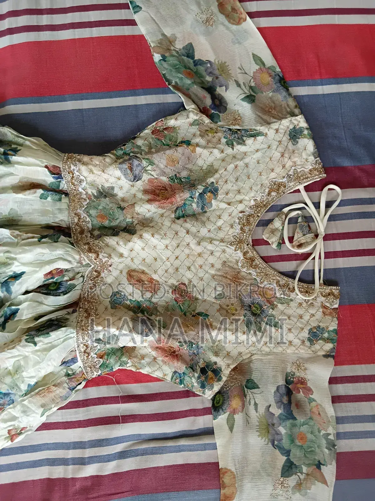 পাজামা এবং ওরনা সহ ঐতিহ্যবাহী gowns