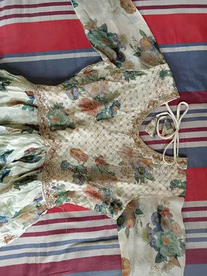 পাজামা এবং ওরনা সহ ঐতিহ্যবাহী gowns