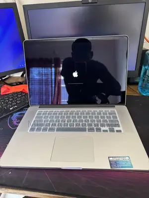 Apple MacBook Pro Laptop 8GB Intel Core i7 256GB SSD