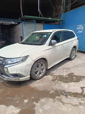 মিতসুবিশি আউটল্যান্ডার ইএস ২০১২ হোয়াইট
