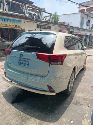 মিতসুবিশি আউটল্যান্ডার ইএস ২০১২ হোয়াইট