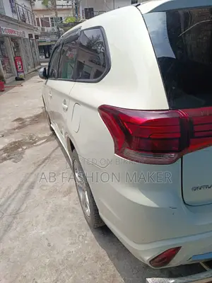 মিতসুবিশি আউটল্যান্ডার ইএস ২০১২ হোয়াইট