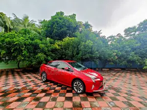 টয়োটা প্রিউস ৪-ডোর হ্যাচব্যাক (১.৮-লিটার ৪-সিলিন্ডার গ্যাস/ইলেকট্রিক হাইব্রিড সিভটি) ২০১৬ লাল