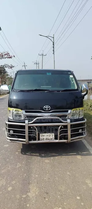 টয়োটা হাইএচ ২০১১ কালো