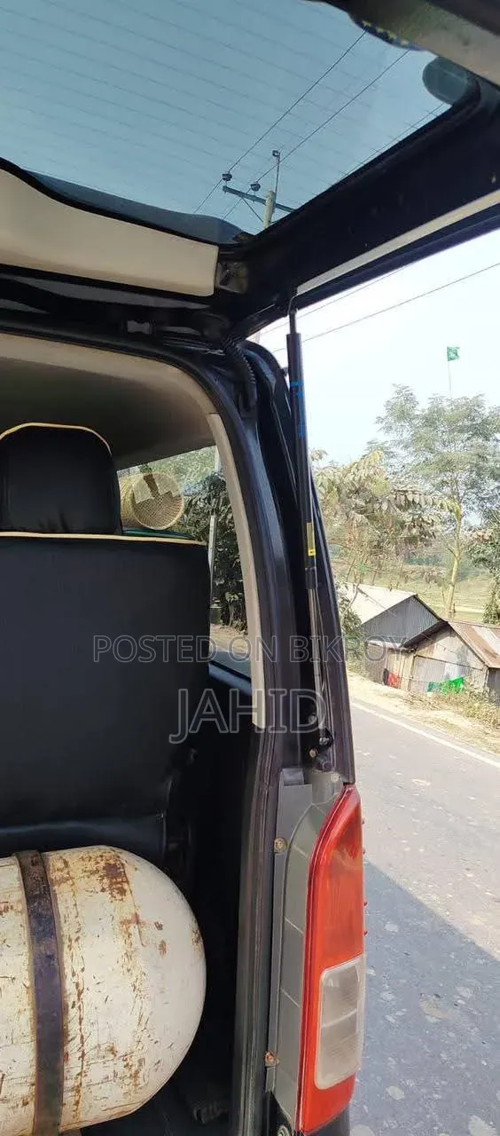 টয়োটা হাইএচ ২০১১ কালো