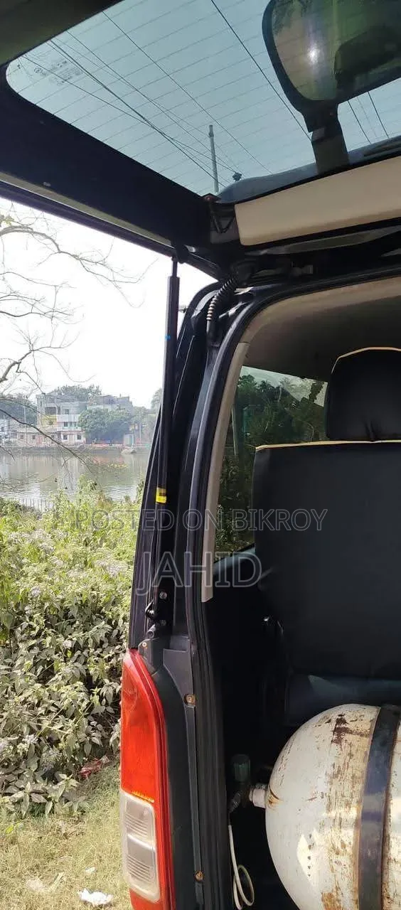 টয়োটা হাইএচ ২০১১ কালো