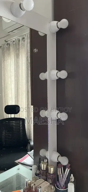 মেকআপ ভ্যানিটি