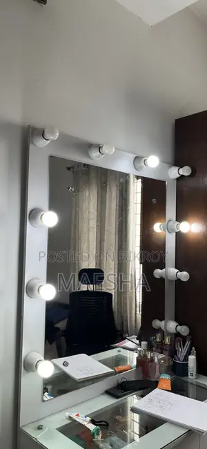 মেকআপ ভ্যানিটি