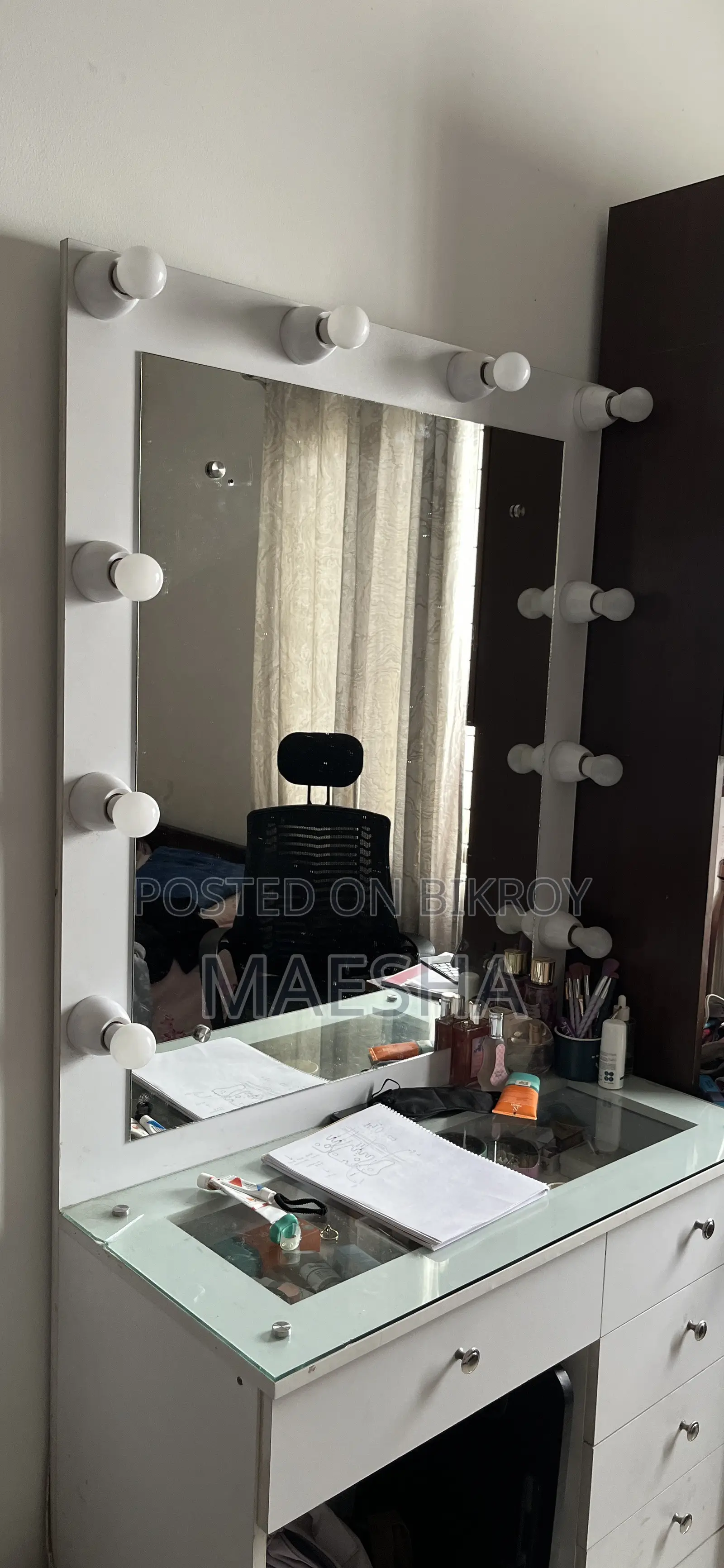 মেকআপ ভ্যানিটি
