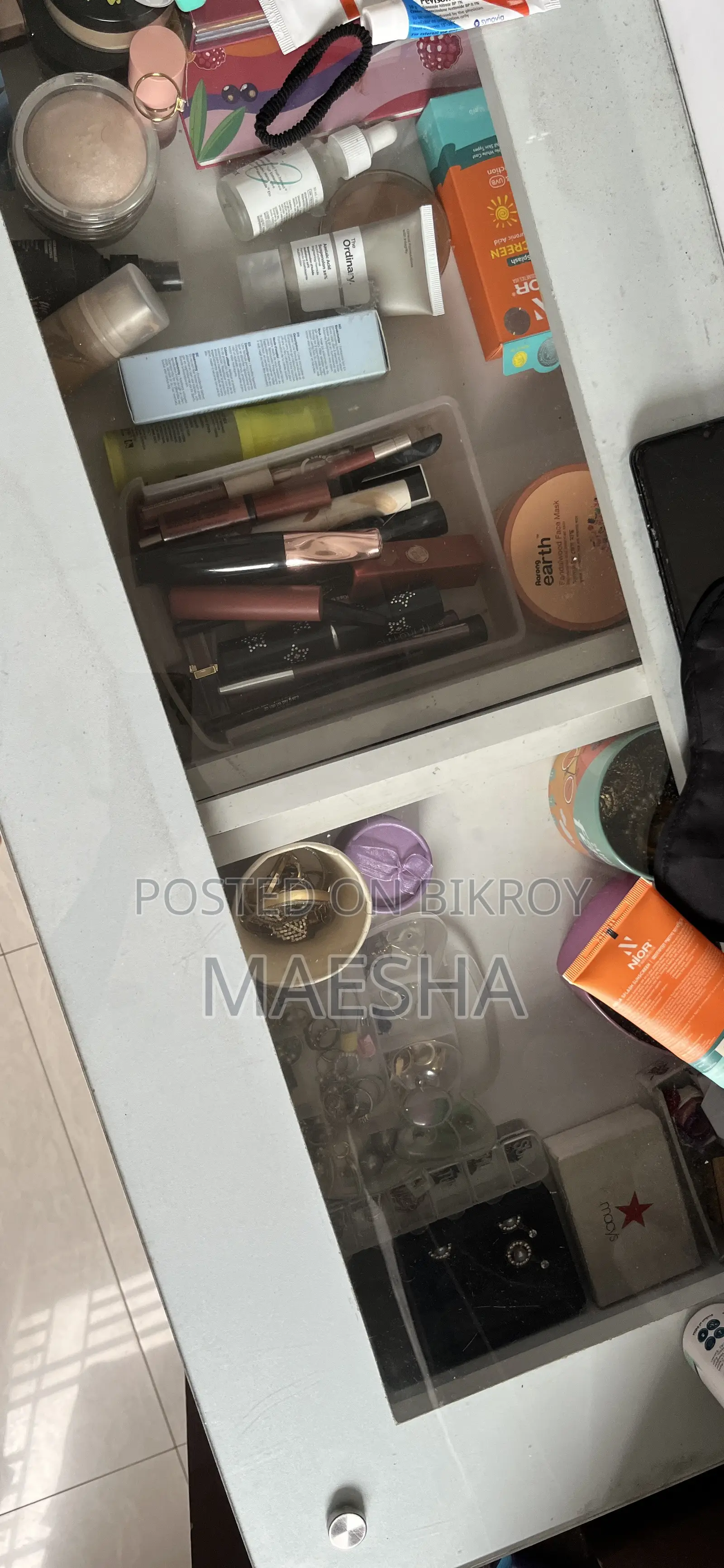 মেকআপ ভ্যানিটি