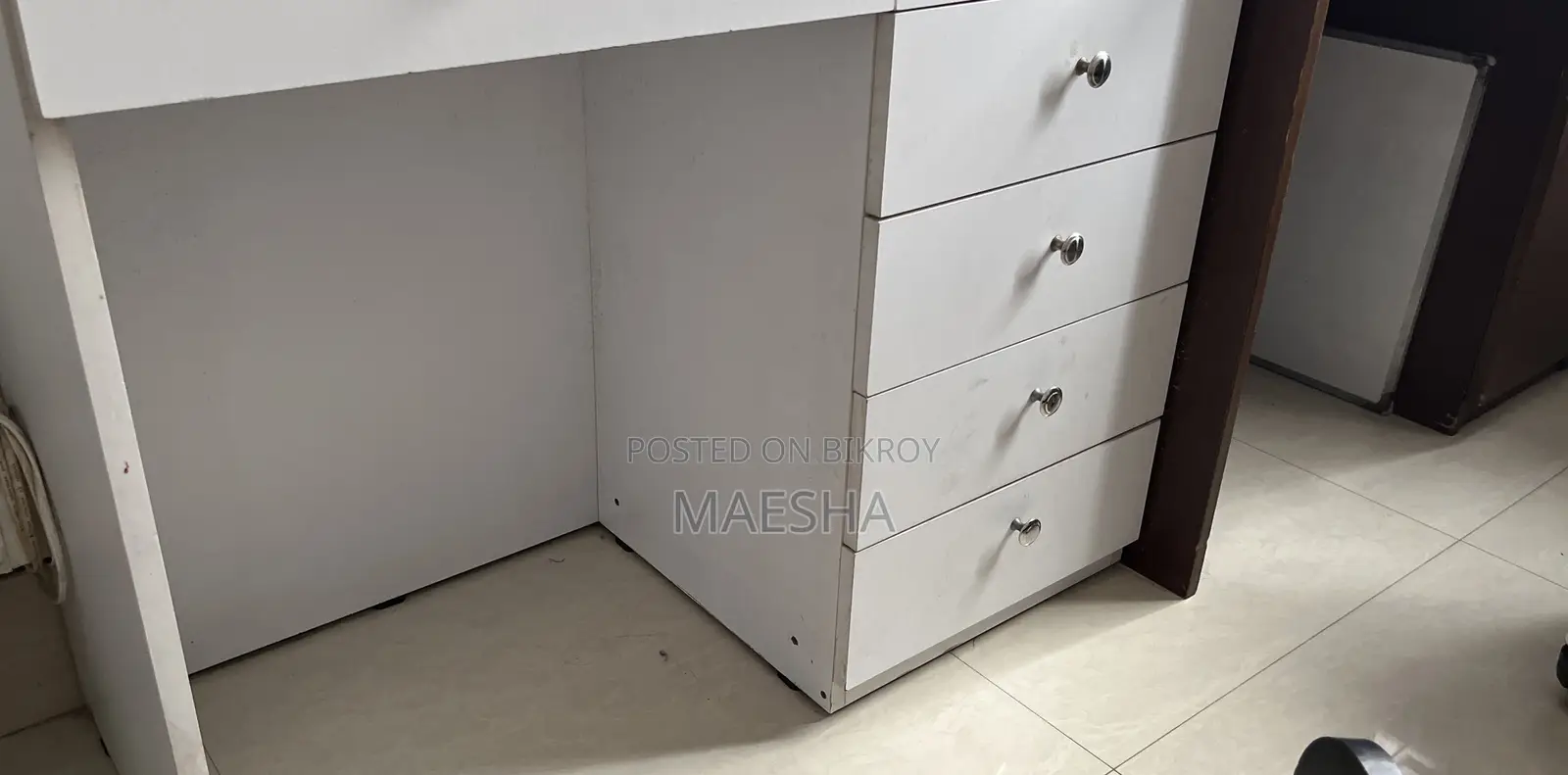 মেকআপ ভ্যানিটি