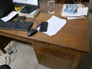 অফিস টেবিল