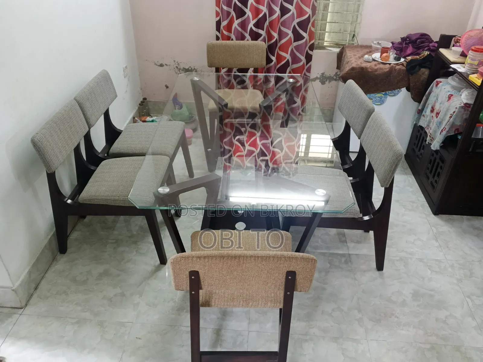 ডাইনিং টেবিল