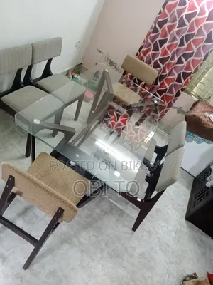 ডাইনিং টেবিল
