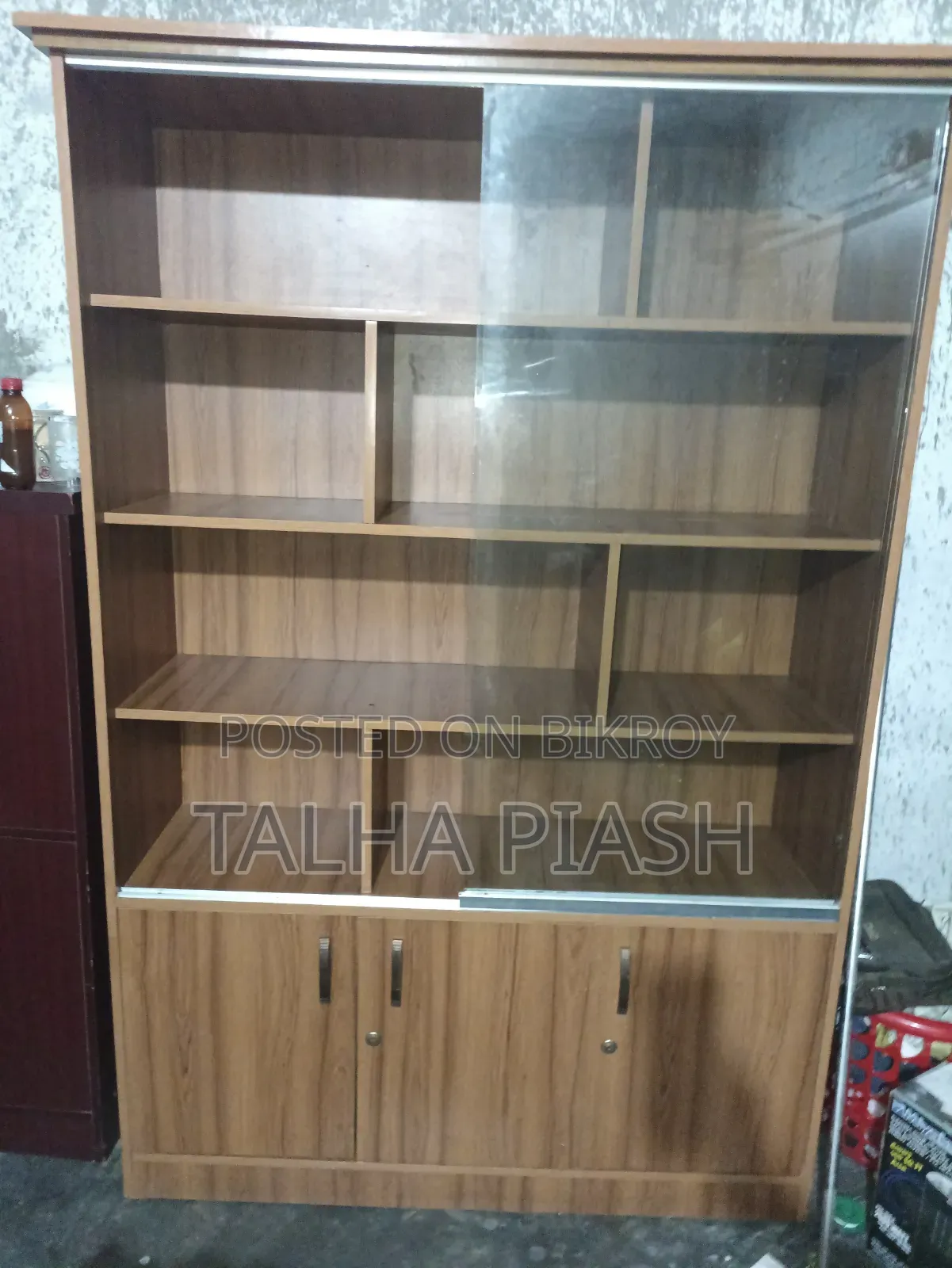 শোকেস। শোকেস।