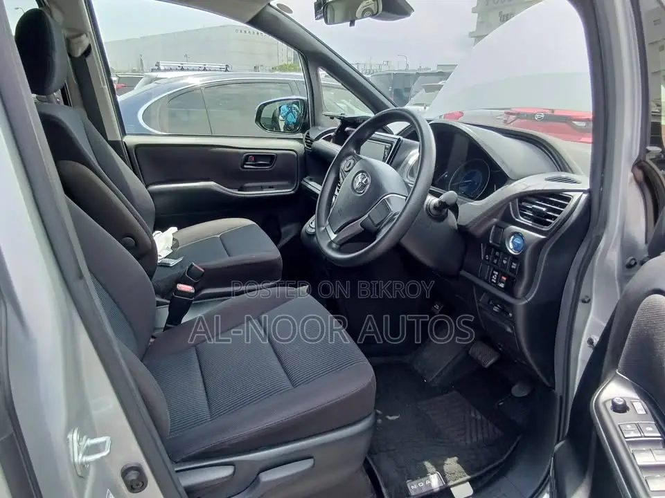 Toyota Noah 1.8 Front-Wheel Drive Hybrid (7 seater) 2021 Silver