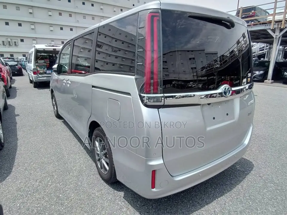 Toyota Noah 1.8 Front-Wheel Drive Hybrid (7 seater) 2021 Silver
