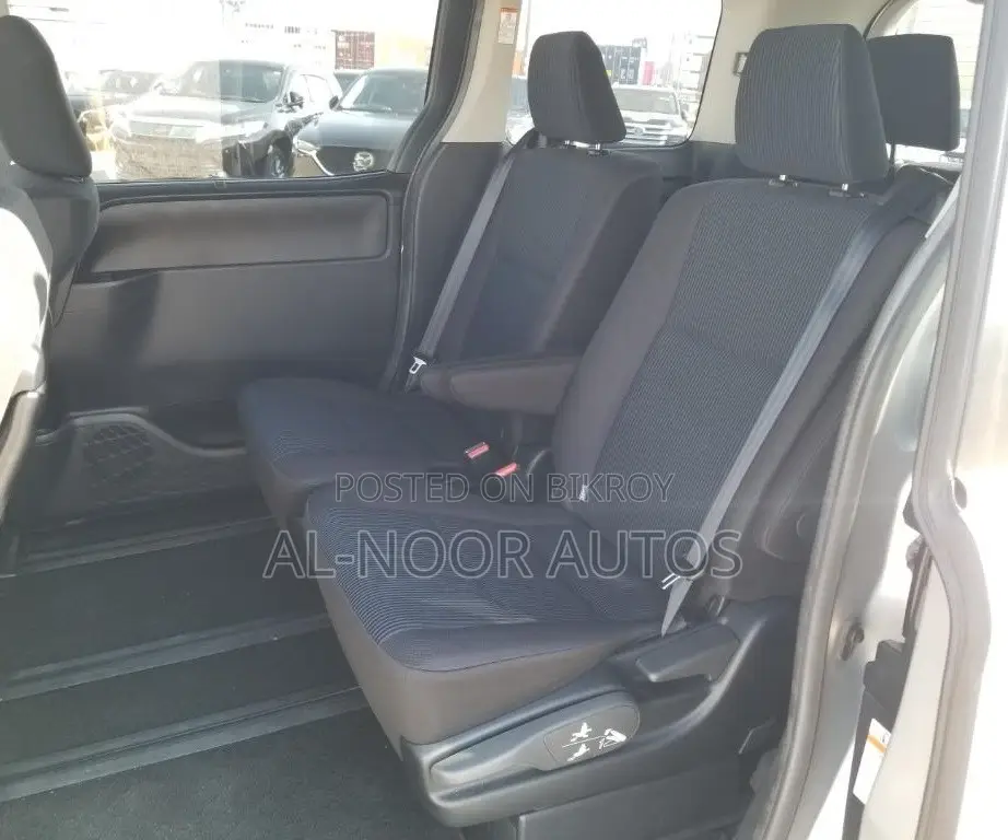 Toyota Noah 1.8 Front-Wheel Drive Hybrid (7 seater) 2021 Silver
