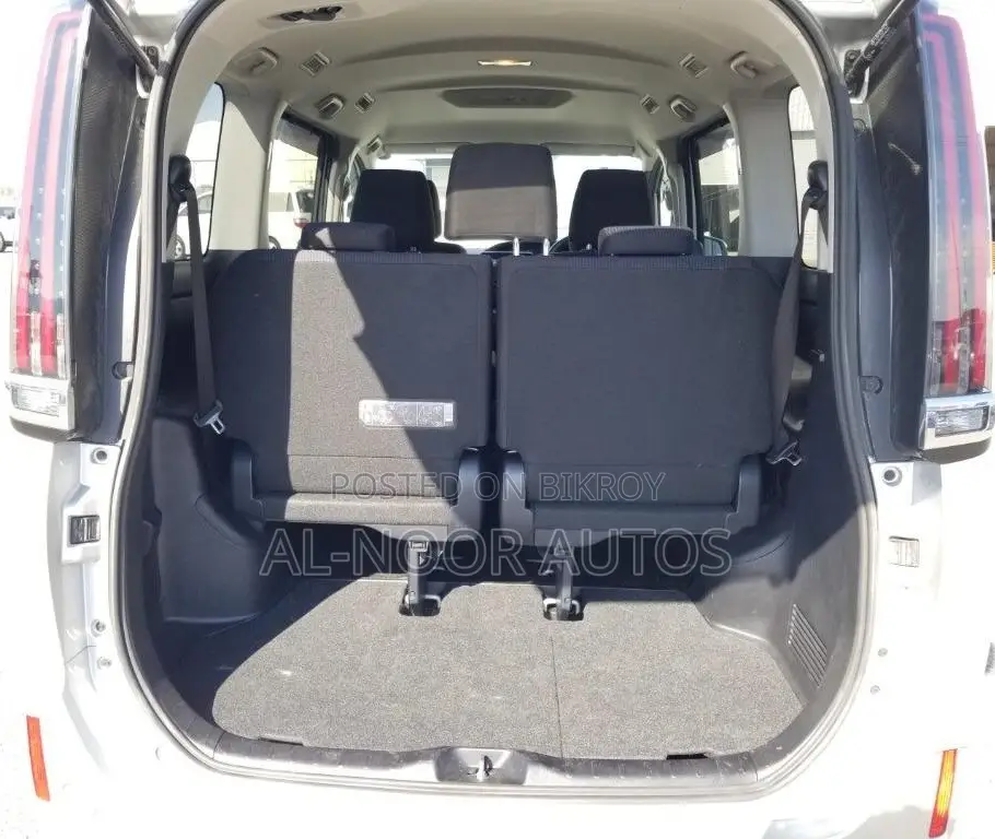 Toyota Noah 1.8 Front-Wheel Drive Hybrid (7 seater) 2021 Silver