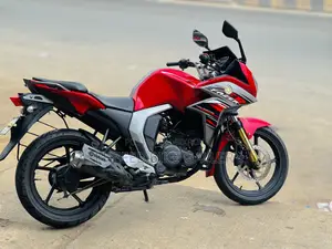 ইয়ামাহা ফেজার এফআই ভি২ ২০১৯ লাল
