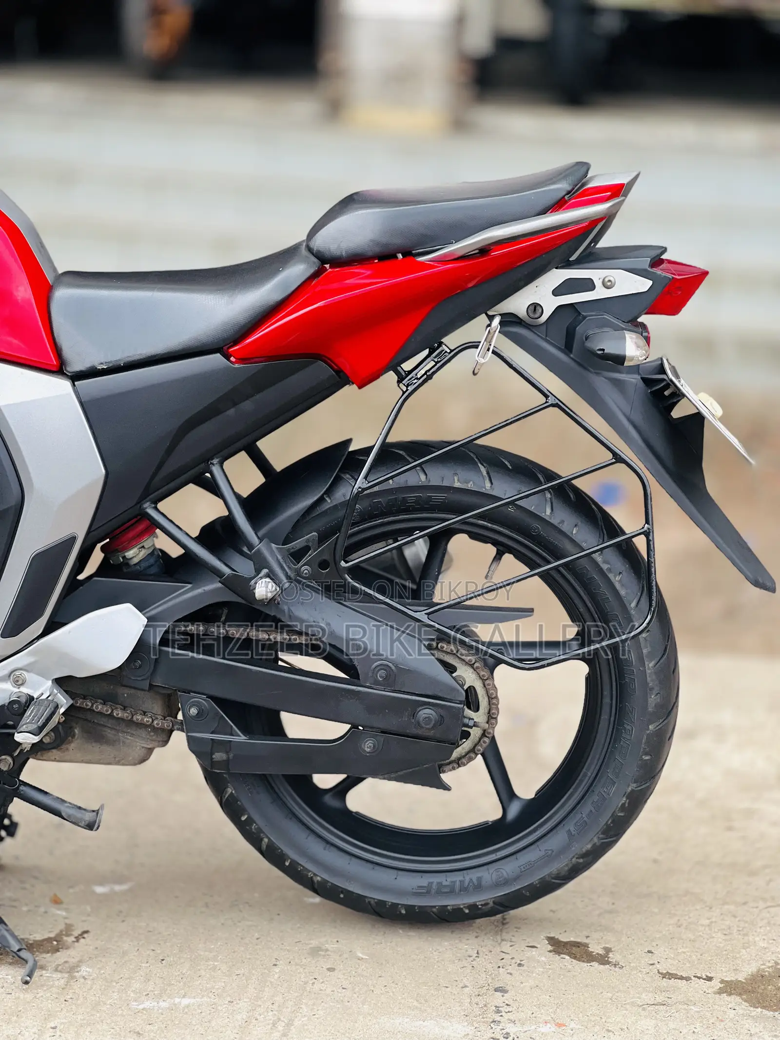 ইয়ামাহা ফেজার এফআই ভি২ ২০১৯ লাল