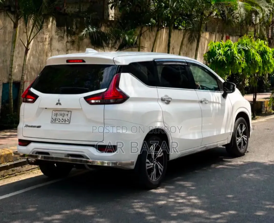 মিতসুবিশি এক্সপ্যান্ডার ক্রস ২০২১ সাদা