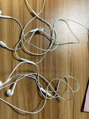 Apple EarPods With Lightning Connector – Unused