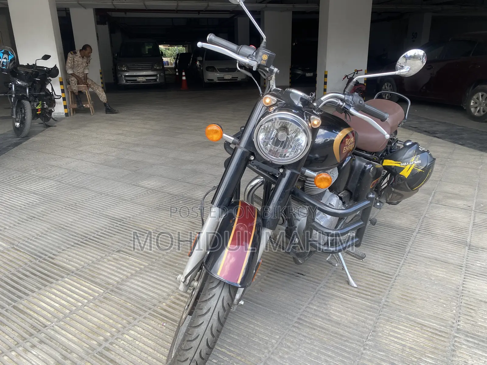 রয়েল এনফিল্ড ক্লাসিক ৩৫০ ২০২৪ কালো