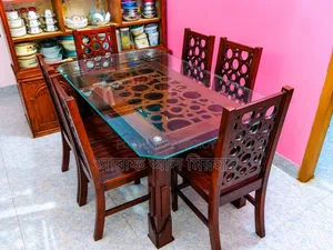 ডাইনিং টেবিল