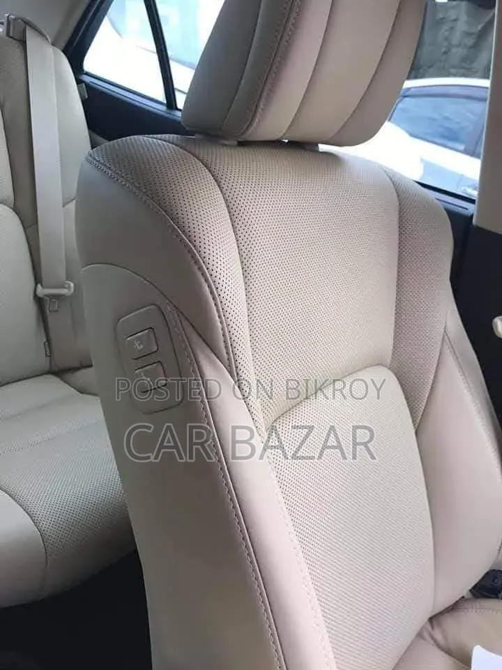 টয়োটা ক্রাউন ২০১৬ নীল
