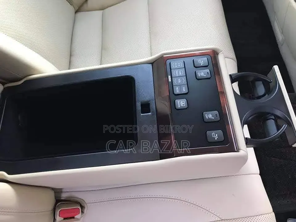 টয়োটা ক্রাউন ২০১৬ নীল