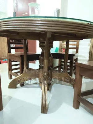 গোল ডাইনিং টেবিল