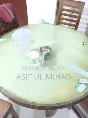 গোল ডাইনিং টেবিল