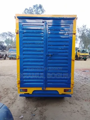 Running vehicle for transporting 1-day old chicks