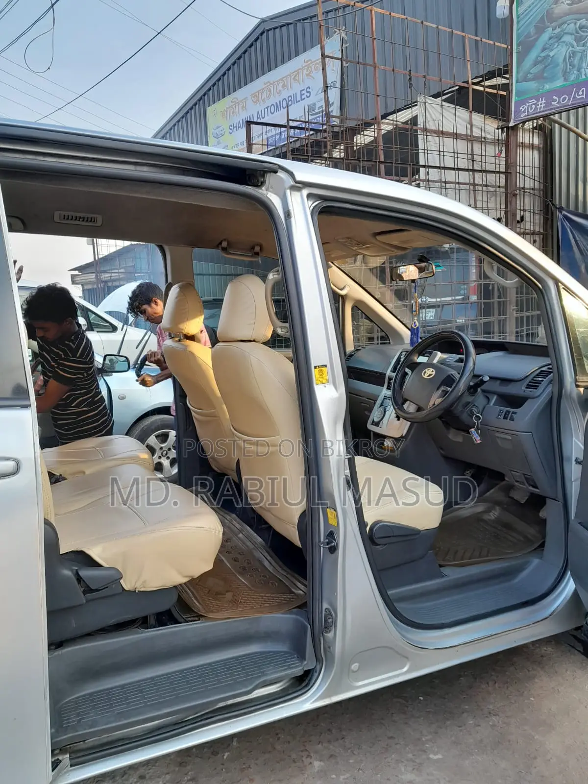 Toyota Noah 2.0 143hp 4WD (8 Seater) 2009 Silver