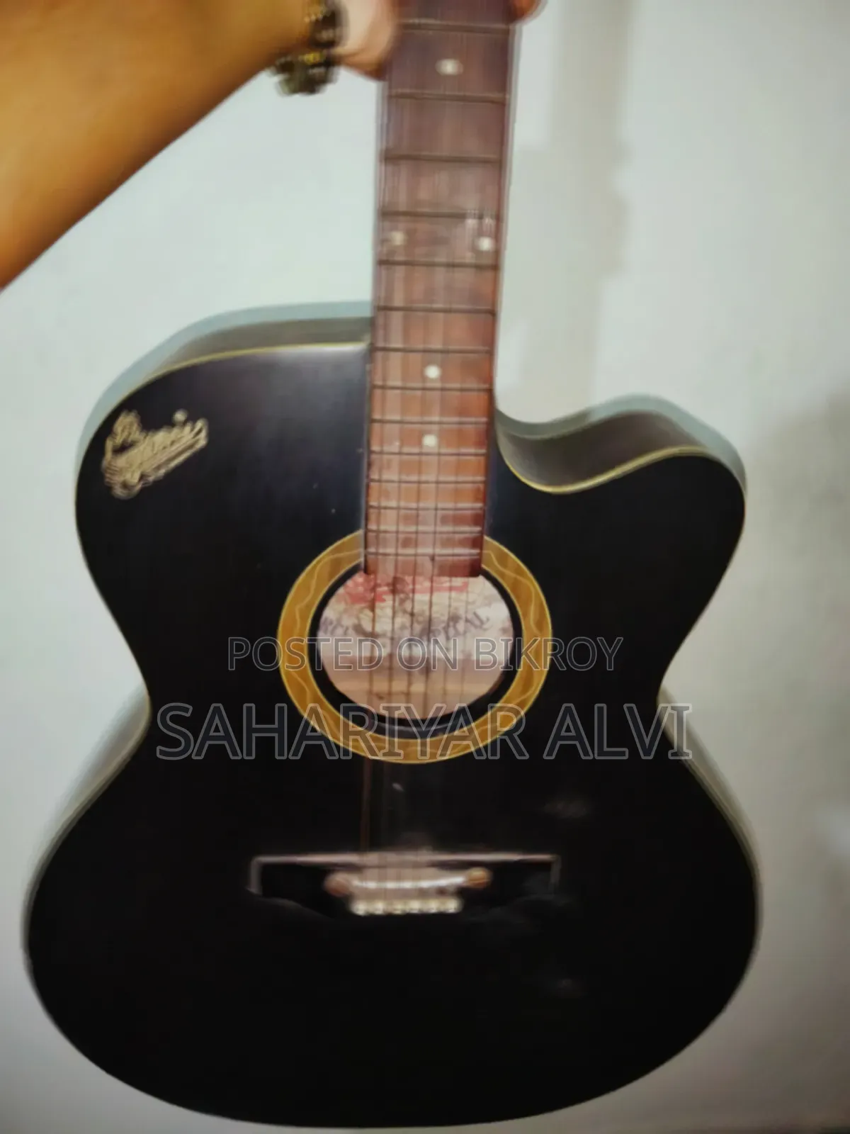 গিটার বিক্রয়ের জন্য