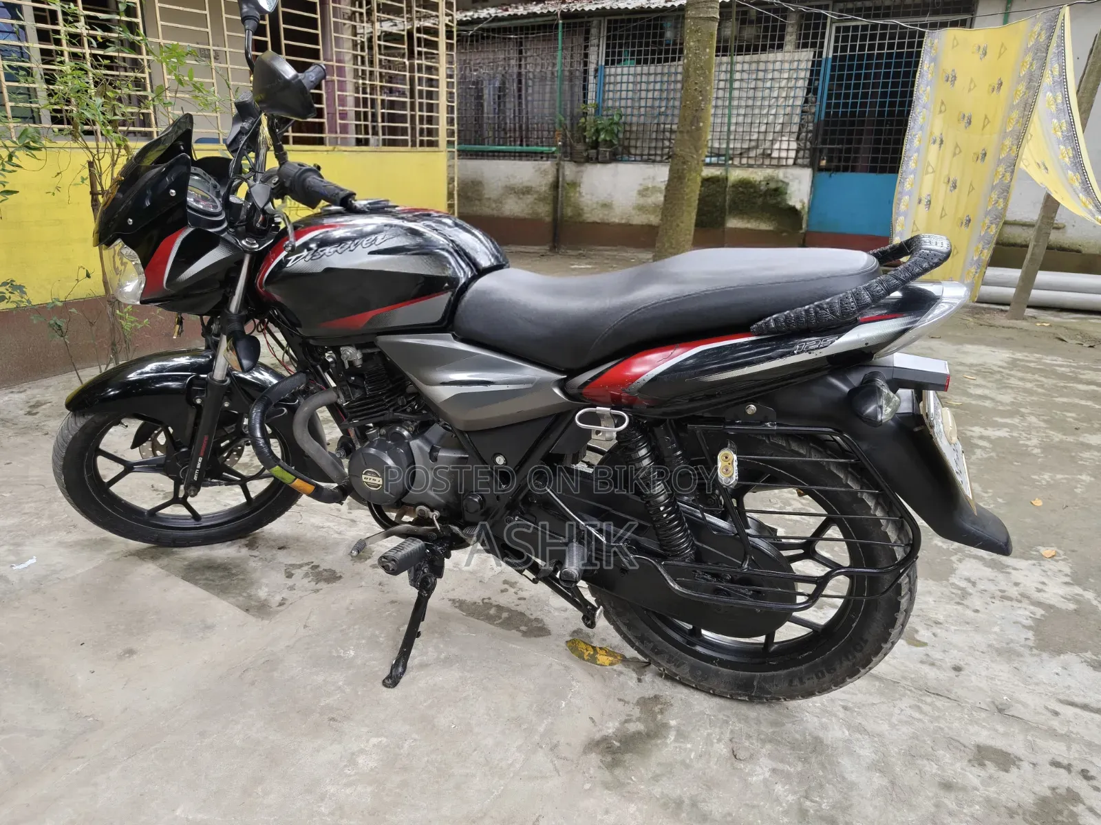 বাজাজ ডিসকভার ১২৫ ২০২০ ব্ল্যাক